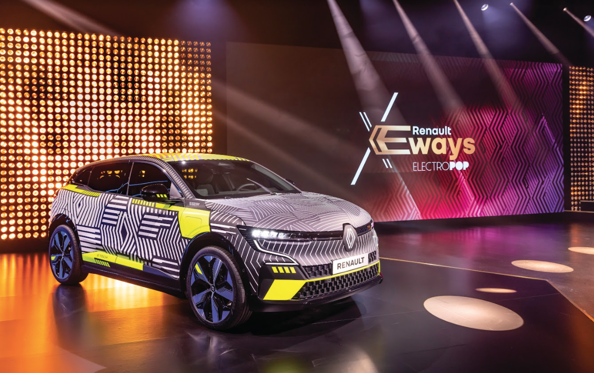 L’e-Megane est produite sur la plateforme de Douai depuis fin 2021, supervisée par le pôle Electricity de Renault. Celui-ci ambitionne 400 000 véhicules 100% électrique d’ici 2025.